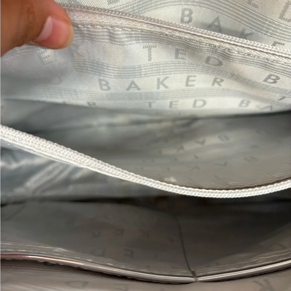 HEATHERR CURVED LEATHER CROSSBODY BAG❗️- SOLD TO WANDAHUGGINS66 - Picture 10 of 16